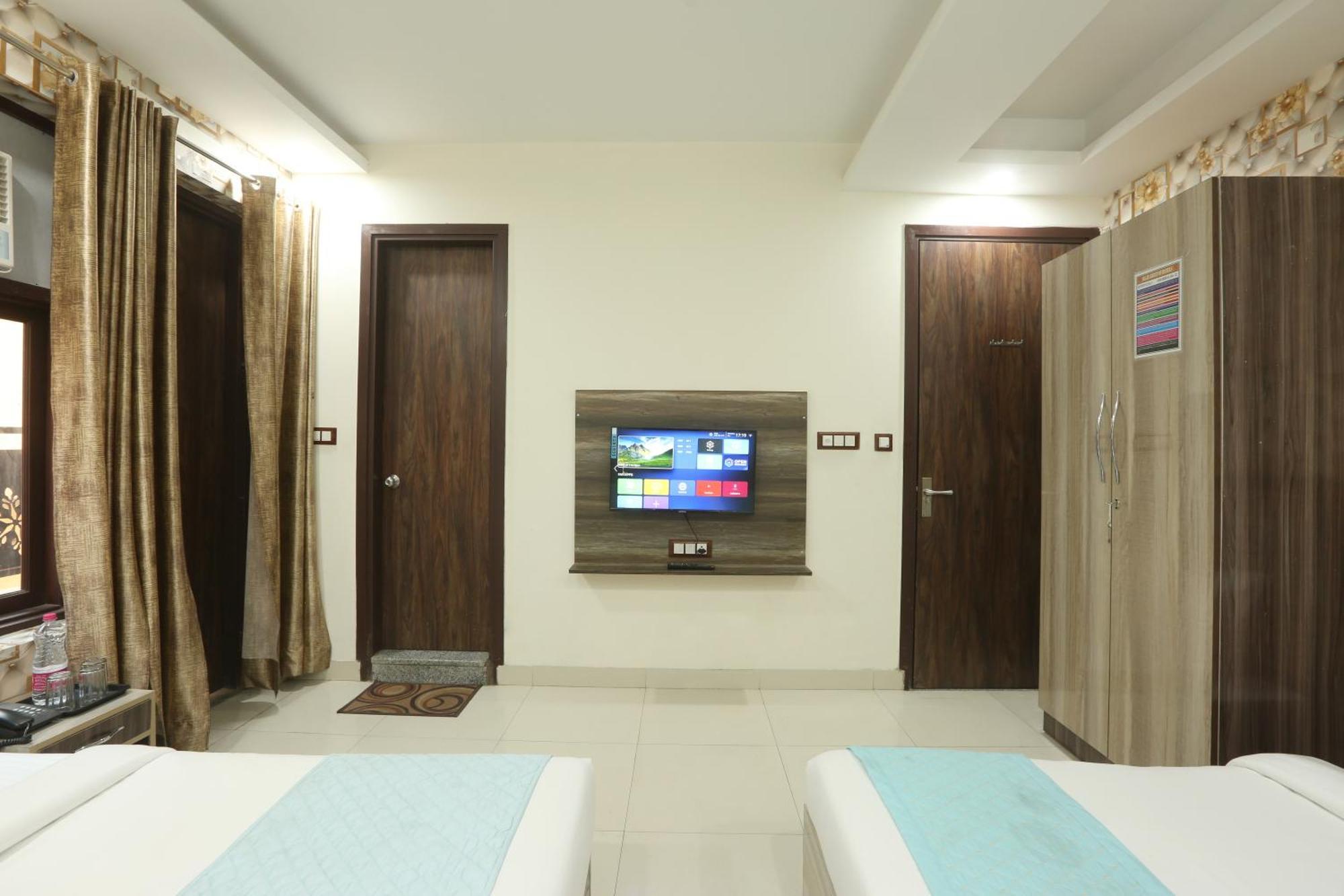 Oaks Inn Plaza Delhi Airport Нью-Делі Екстер'єр фото