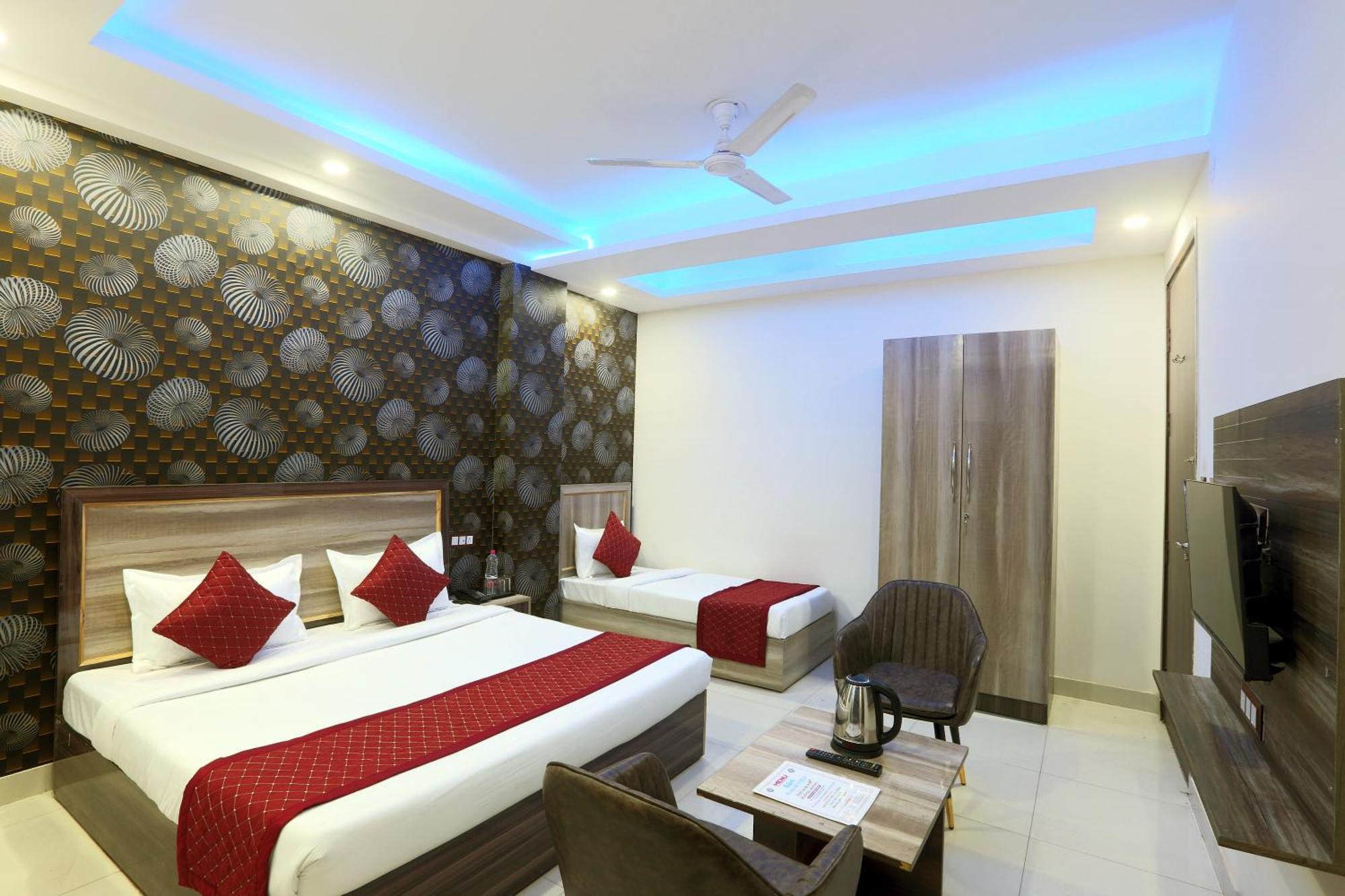Oaks Inn Plaza Delhi Airport Нью-Делі Екстер'єр фото